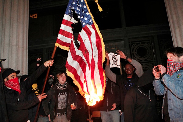 Occupy Oakland fringe element burning flag