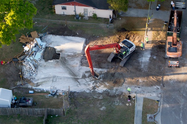 Fla sinkhole demolition.jpeg