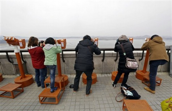 visitors binoculars N. Korea