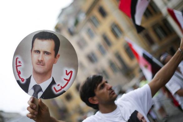 Assad protest hand sign Rome Reuters