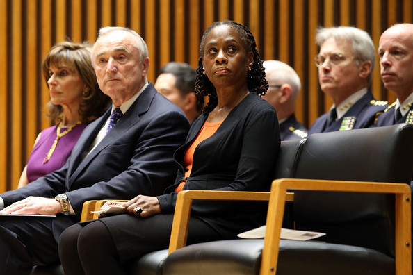 De Blasio Bratton side glance