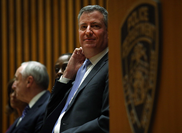 De Blasio Bratton side glance