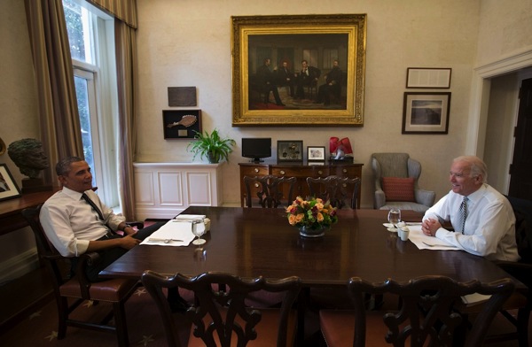 Obama Biden lunch photo