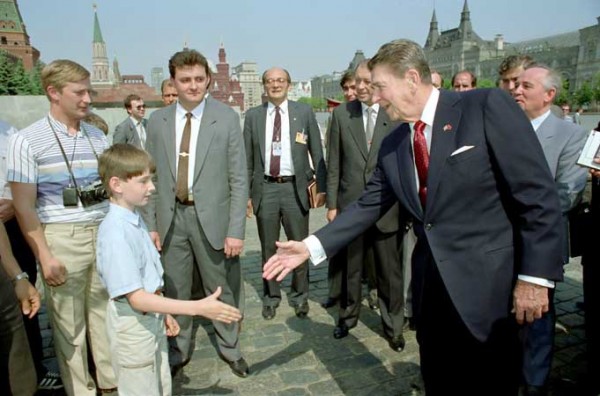 On that 26-Year-Old "Putin" – Reagan Photo in Moscow