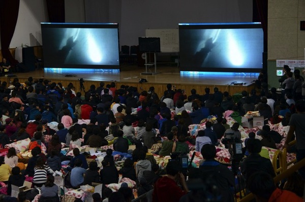 Victim families watch screens S Korea ferry disaster
