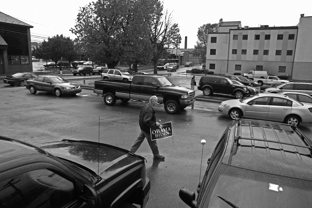 ALLENTOWN, PA: Oct. 25, 2008 A volunteer canvasser for the Obama campaign goes to put up a yard sign. Canvassers are going door-to-door in a get-out-the-vote effort. PHOTOGRAPH by ALAN CHIN