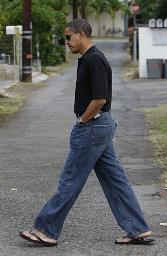 US Democratic presidential nominee Senator Barack Obama (D-IL) crosses a street as he walks around the neighborhood after visiting his ailing grandmother in Honolulu, Hawaii October 24, 2008. REUTERS/Hugh Gentry (UNITED STATES) US PRESIDENTIAL ELECTION CAMPAIGN 2008 (USA)