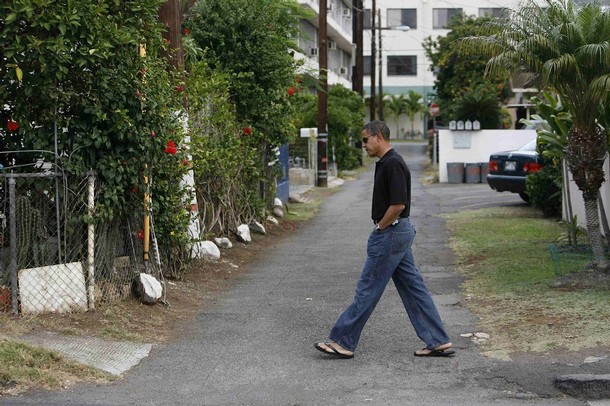 US Democratic presidential nominee Senator Barack Obama (D-IL) crosses a street as he walks around the neighborhood after visiting his ailing grandmother in Honolulu, Hawaii October 24, 2008. REUTERS/Hugh Gentry (UNITED STATES) US PRESIDENTIAL ELECTION CAMPAIGN 2008 (USA)