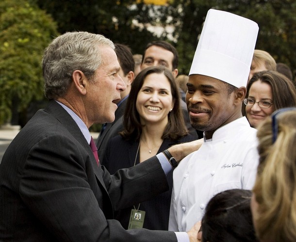 U.S. President George W. Bush shakes hands with staff members on the South Lawn of the White House after discussing the transition with the incoming Administration of U.S. President-elect Barack Obama, November 6, 2008.   REUTERS/Larry Downing  (UNITED STATES)