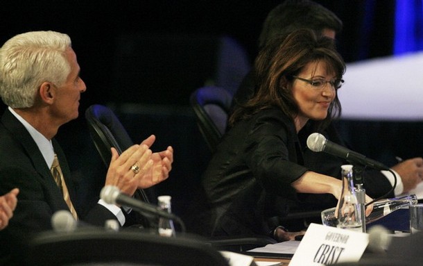 Governor Charlie Crist (R-FL) (L) applauds Gov. Sarah Palin (R-AK) after her address at the 2008 Republican Governors Association Annual Conference in Miami November 13, 2008.        REUTERS/Hans Deryk  (UNITED STATES)