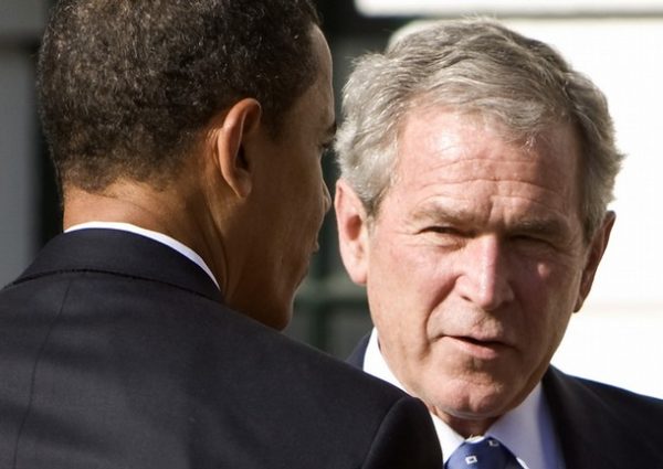 U.S. President George W. Bush greets U.S. President-elect Barack Obama as he arrives at the White House in Washington, DC, November 10, 2008. REUTERS/Joshua Roberts (UNITED STATES)