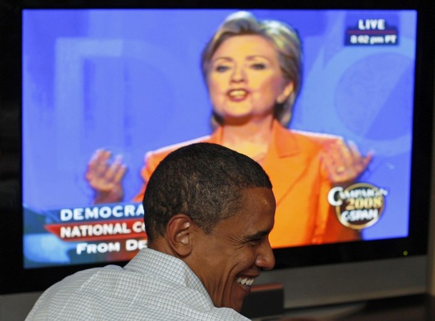 US Democratic presidential candidate Senator Barack Obama (D-IL) watches Senator Hillary Clinton (D-NY) deliver her speech at the 2008 Democratic National Convention in Billings, Montana, August 26, 2008. REUTERS/Jim Young  (UNITED STATES) US PRESIDENTIAL ELECTION CAMPAIGN 2008 (USA)