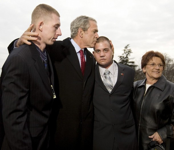 U.S. President George W. Bush visits with two U.S. Marines wounded during a suicide bomber attack in Iraq after arriving back at the White House in Washington, December 9, 2008. From left are Lance Corporal Patrick Paul Pittman, Jr. of Savannah, Georgia, Lance Corporal Marc Olson of Coal City, Illinois, and his mother, Pinky Kloski. REUTERS/Larry Downing  (UNITED STATES)