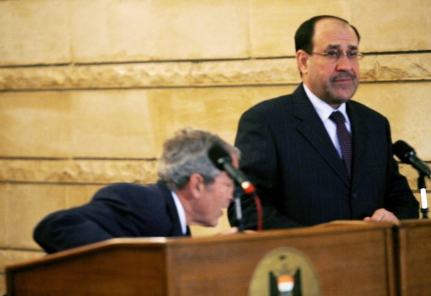 U.S. President George W. Bush (L) ducks after a man threw a shoe at him during a joint statement with Iraqi Prime Minister Nouri al-Maliki (R) in Baghdad, December 14, 2008.  REUTERS/Kevin Lamarque   (IRAQ)