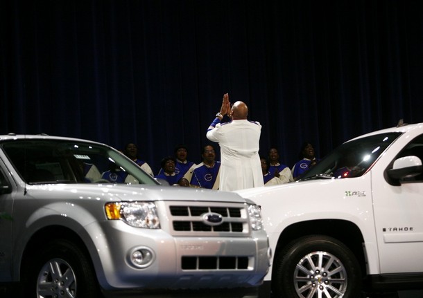 A pastor prays for the future of the American auto industry during a special service called "A Hybrid Hope" at the Greater Grace Temple in Detroit, Michigan December 7, 2008. White House and congressional negotiators sought on Sunday to remove remaining differences over an emergency rescue for the U.S. auto industry, a wounded giant of the struggling American economy. REUTERS/Carlos Barria  (UNITED STATES)