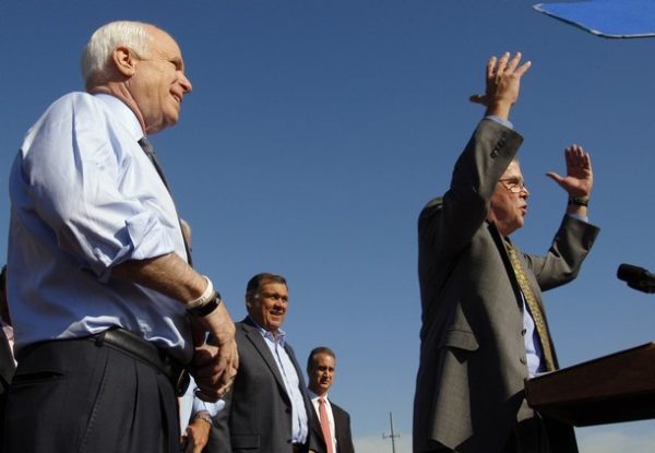 U.S. Republican presidential nominee Senator John McCain (R-AZ) (L) listens as former Florida Governor Jeb Bush (R) introduces him at a campaign rally at Everglades Lumber in Miami, Florida October 29, 2008. REUTERS/Brian Snyder (UNITED STATES) US PRESIDENTIAL ELECTION CAMPAIGN 2008 (USA)