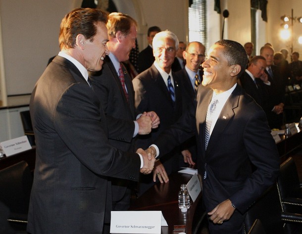 U.S. President-elect Barack Obama shakes hands with California Governor Arnold Schwarzenegger during a bipartisan meeting with members of the National Governors Association at Congress Hall in Independence Park in Philadelphia, Pennsylvania December 2, 2008. REUTERS/Jeff Haynes (UNITED STATES)