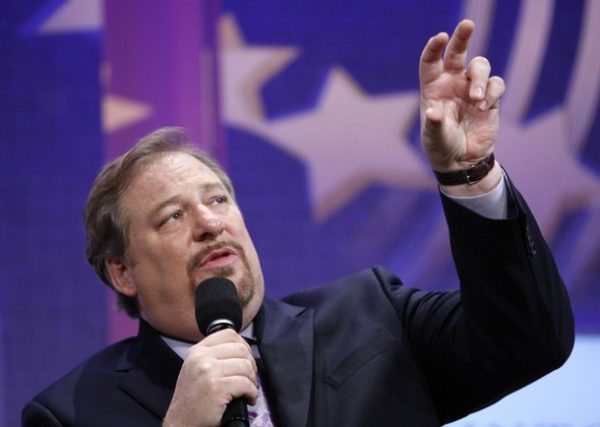 Saddleback Church Pastor Rick Warren participates in a panel discussion during the Clinton Global Initiative in New York September 26, 2008. Established by former U.S. President Bill Clinton in 2005, the event is designed to bring donors together with people in need to try to solve global problems. REUTERS/Chip East (UNITED STATES)