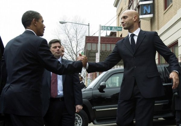 U.S. President-elect Barack Obama (L) says goodbye to Washington Mayor Adrian Fenty after having lunch at Ben's Chili Bowl Restaurant in Washington January 10, 2009. REUTERS/Jim Young (UNITED STATES)