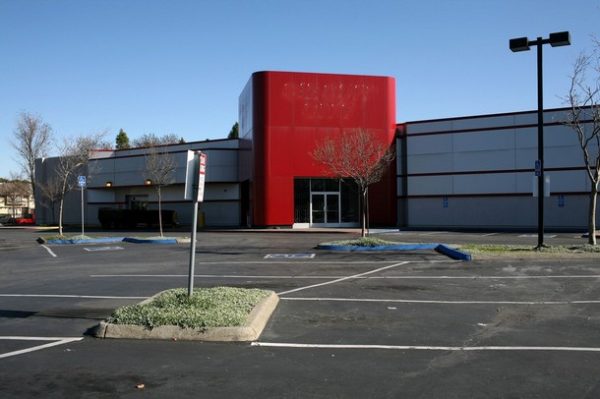 SAN RAFAEL, CA - JANUARY 27: The parking lot sits empty at an out-of-business Circuit City store January 27, 2009 in San Rafael, California. The Conference Board announced today that the Consumer Confidence Index fell to 37.7 from a revised 38.6 in December. (Photo by Justin Sullivan/Getty Images)