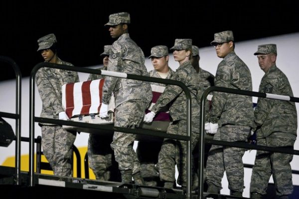 The coffin containing the body of Air Force Staff Sgt. Phillip Myers is carried by a transfer team upon his return to the U.S. at Dover Air Force Base, Delaware April 5, 2009. Myers, of Hopewell, Virginia, died April 4 near Helmand province, Afghanistan of wounds suffered from an improvised explosive device.    REUTERS/Joshua Roberts    (UNITED STATES POLITICS MILITARY CONFLICT