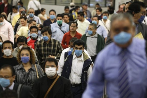 Commuters wear protective masks at a subway station in Mexico City April 29, 2009. A deadly swine flu outbreak could push Mexico deeper into recession, hurting an economy that shrank by as much as 8 percent in the first quarter, Mexico's central bank said on Wednesday. REUTERS/Daniel Aguilar (MEXICO HEALTH)