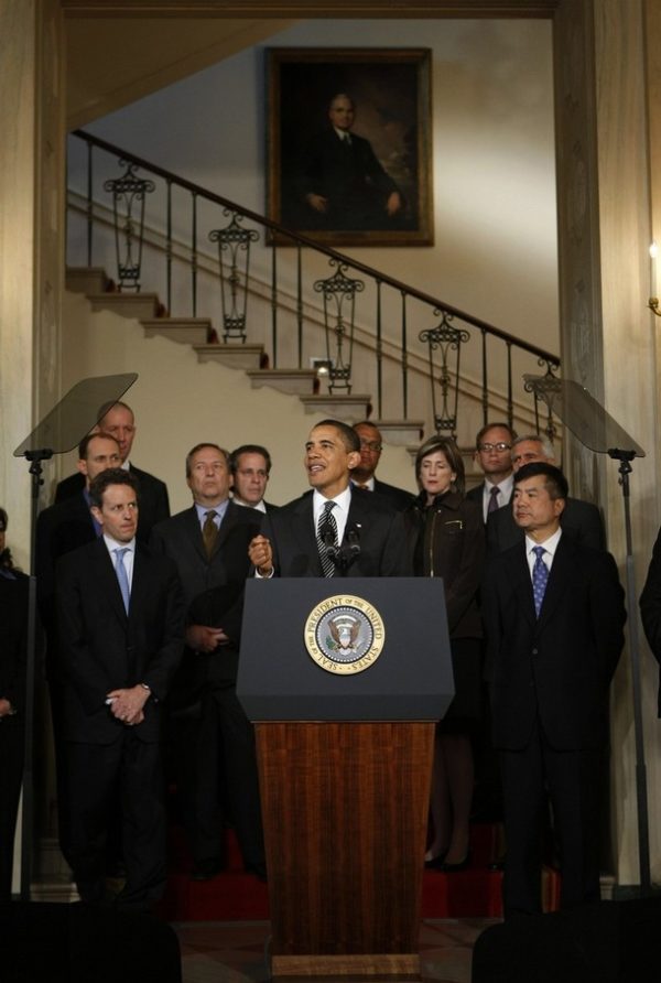 U.S. President Barack Obama (C) speaks about Chrysler and the auto industry, as he stands with his auto task force at the White House in Washington April 30, 2009. Obama confirmed on Thursday that auto maker Chrysler LLC would go into Chapter 11 bankruptcy and enter a deal with Italy's Fiat to survive. REUTERS/Kevin Lamarque     (UNITED STATES POLITICS BUSINESS TRANSPORT)