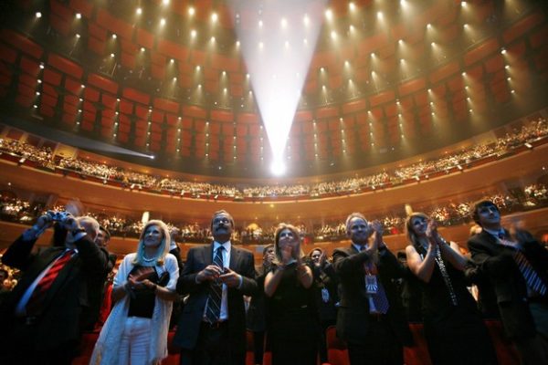 Democratic party donors applaud U.S. President Barack Obama as he participates in a fundraiser for U.S. Senate Majority Leader Harry Reid (D-NV) in the Coliseum at Caesars Palace Hotel in Las Vegas, Nevada, May 26, 2009. Reid is seeking re-election in the 2010 U.S. Senate election. REUTERS/Jason Reed (UNITED STATES POLITICS)