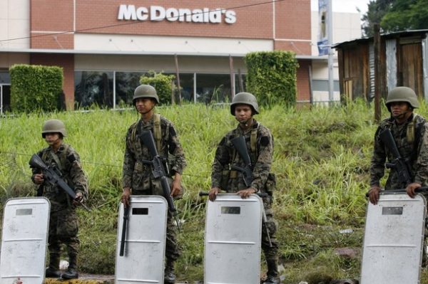 Soldiers guard the entrance of the Presidential House in Tegucigalpa June 30, 2009. Honduras' interim government battled on Tuesday against a tide of international support for ousted President Manuel Zelaya who vowed to return home after troops toppled and exiled him in a coup. REUTERS/Oswaldo Rivas (HONDURAS POLITICS MILITARY)