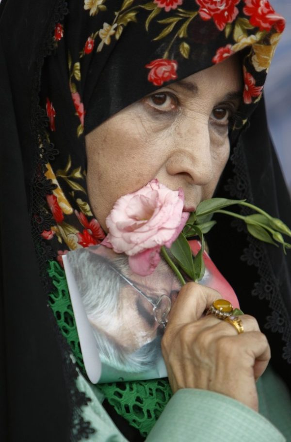 Zahra Rahnavard, the wife of Iran's presidential candidate Mirhossein Mousavi, holds her husband's photograph during a campaign rally in Tehran June 9, 2009. REUTERS/Ahmed Jadallah (IRAN POLITICS ELECTIONS IMAGES OF THE DAY)