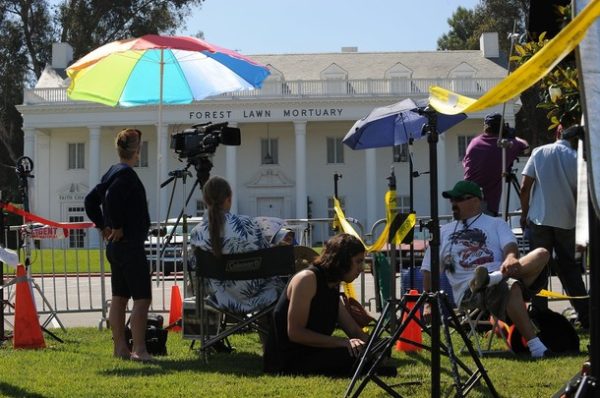 Media wait outside Forest Lawn cemetery in Los Angeles on July 4, 2009. Although details of the July 7 memorial service for music legend Michael Jackson have yet to be released, some reports say Jackson's family may hold a service at the Forest Lawn Mortuary then motorcade to Staples Center.       AFP PHOTO/ROBYN BECK (Photo credit should read ROBYN BECK/AFP/Getty Images)