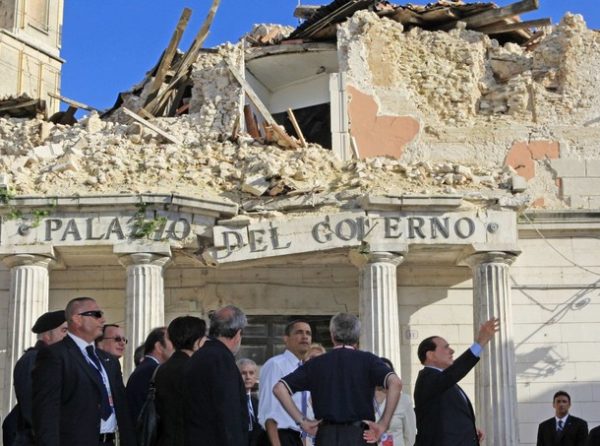 U.S. President Barack Obama tours the ruined city of Onna near L'Aquila in central Italy with Italian Prime Minister Silvio Berlusconi, July 8, 2009. Onna was almost totally destroyed in the April 6, 2009 earthquake in which some 300 people died. REUTERS/Jim Young    (ITALY POLITICS DISASTER)