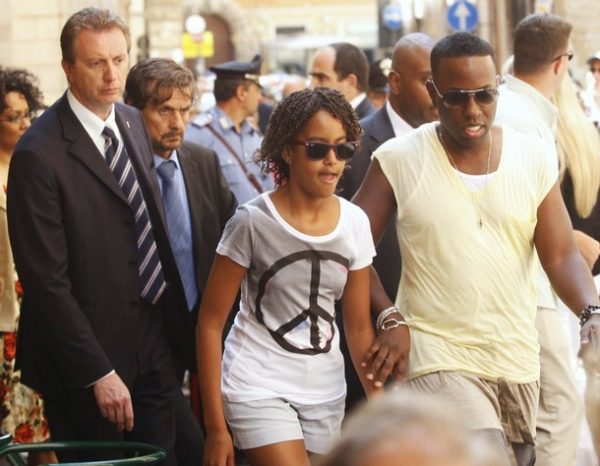 U.S. President Barack Obama's eldest daughter Malia (C), 11, leaves the Giolitti gelato (ice cream) parlour in central Rome July 8, 2009. Leaders of G8 and G5 countries are attending a summit in the city of L'Aquila July 8-10. REUTERS/Remo Casilli        (ITALY POLITICS)