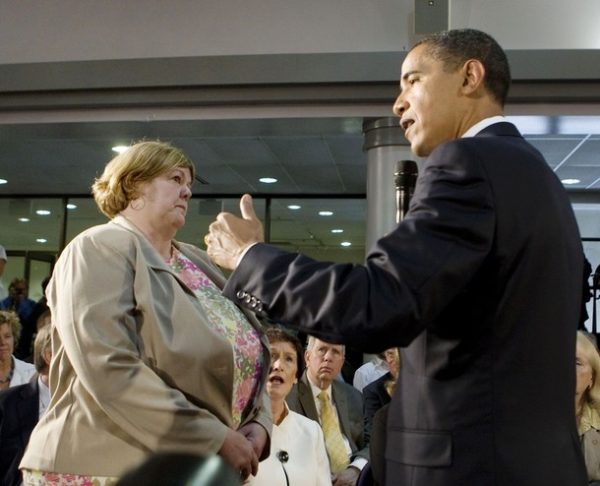 U.S. President Barack Obama takes a question from a woman with cancer (L) as he talks about health care at an online town hall meeting at Northern Virginia Community College in Annandale, Virginia July 1, 2009.    REUTERS/Larry Downing (UNITED STATES POLITICS HEALTH)