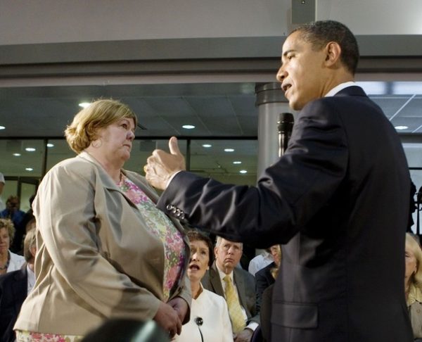 U.S. President Barack Obama takes a question from a woman with cancer (L) as he talks about health care at an online town hall meeting at Northern Virginia Community College in Annandale, Virginia July 1, 2009. REUTERS/Larry Downing (UNITED STATES POLITICS HEALTH)