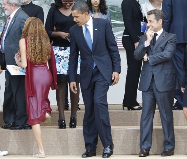 REFILE - ADDITIONAL CAPTION INFORMATION U.S. President Barack Obama (C) and France's President Nicolas Sarkozy (R) take their places with junior G8 delegates, including Brazil's Mayora Tavares (L), for a family photo at the G8 summit in L'Aquila, Italy July 9, 2009. Leaders of the Group of Eight major industrial nations and the main developing economies are meeting in the central Italian city of L'Aquila until Friday to discuss issues ranging from global economic stimulus to climate change and oil prices. REUTERS/Jason Reed (ITALY POLITICS IMAGES OF THE DAY)