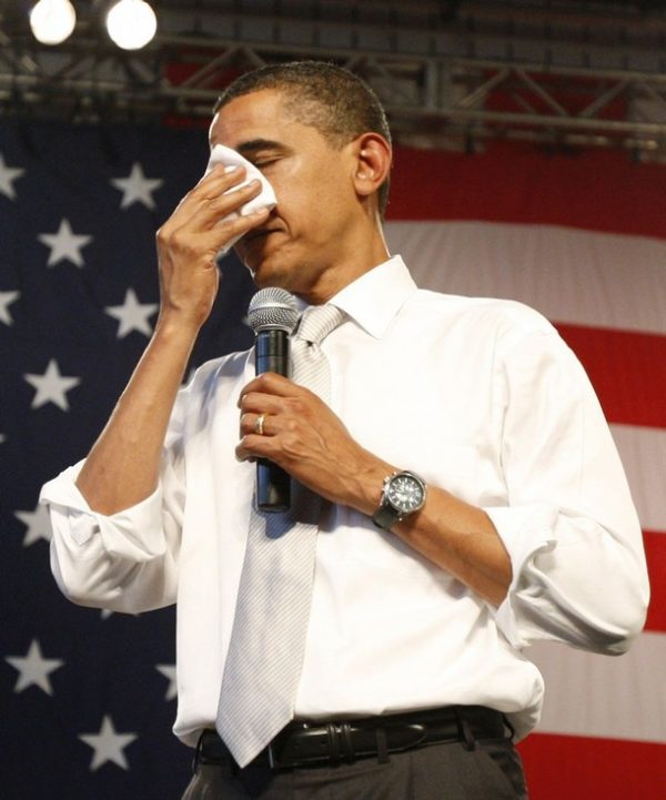 U.S. President Barack Obama wipes his brow in the stifling heat during a town hall meeting on health care at Shaker Heights High School near Cleveland, Ohio, July 23, 2009. REUTERS/Jason Reed (UNITED STATES POLITICS HEALTH IMAGES OF THE DAY)
