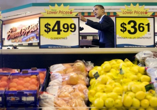 U.S. President Barack Obama holds a town hall meeting about health care at the Kroger Supermarket in Bristol, Virginia, July 29, 2009. REUTERS/Larry Downing (UNITED STATES POLITICS HEALTH)