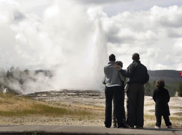 U.S. President Barack Obama, and his family visit the Old Faithful Geyser in Yellowstone National Park in Wyoming, August 15, 2009. REUTERS/Larry Downing (UNITED STATES POLITICS)