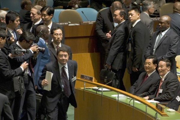 Chinese President Hu Jintao (2nd R) attends the United Nations Climate Change Summit at the United Nations in New York, NY, September 22, 2009. AFP PHOTO/Jim WATSON (Photo credit should read JIM WATSON/AFP/Getty Images)