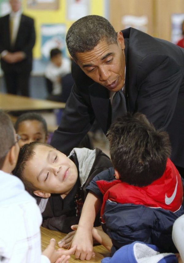 U.S. President Barack Obama chats with third and fourth grade students at Viers Mill Elementary School in Silver Spring, Maryland, October 19, 2009. Obama visited the school where the students had improved their standardized test scores.  REUTERS/Jason Reed   (UNITED STATES EDUCATION POLITICS)