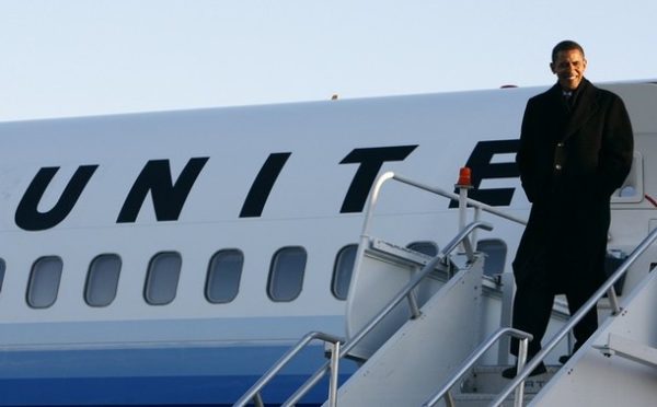 U.S. President-elect Barack Obama steps off his plane in Philadelphia January 16, 2009. REUTERS/Jim Young (UNITED STATES)