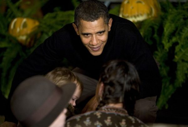 WASHINGTON - OCTOBER 31: (AFP OUT) President Barack Obama greets parents, trick-or-treaters and local school children at the north portico of the White House during a Halloween celebration on October 31, 2009 in Washington, DC. The Obamas are celebrating their first Halloween in the White House by inviting students and military families over for the holiday. (Photo by Kristoffer Tripplaar-Pool/Getty Images)