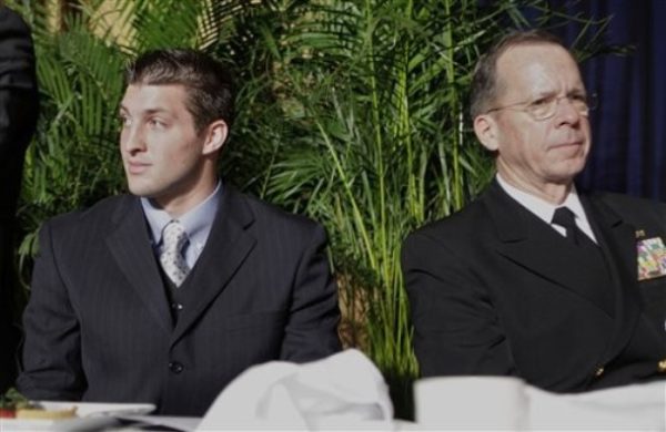 Former Florida Gators quarterback and 2007 Heisman Trophy winner Tim Tebow, left, sits with Joint Chiefs Chairman Adm. Michael Mullen at the National Prayer Breakfast in Washington, Thursday, Feb. 4, 2010. (AP Photo/Pablo Martinez Monsivais)