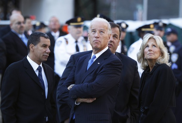 U.S. Vice President Joe Biden (C) and his wife Jill (R) look up at 1 World Trade Center with New York Governor David Paterson (L) and New Jersey Governor Chris Christie at Ground Zero during the ceremony marking the ninth anniversary of the September 11 attacks on the World Trade Center in New York September 11, 2010.  REUTERS/Lucas Jackson (UNITED STATES)
