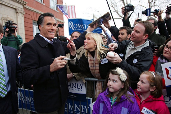 BagNewsSalon Preview: Can Mitt Hold a Photograph?