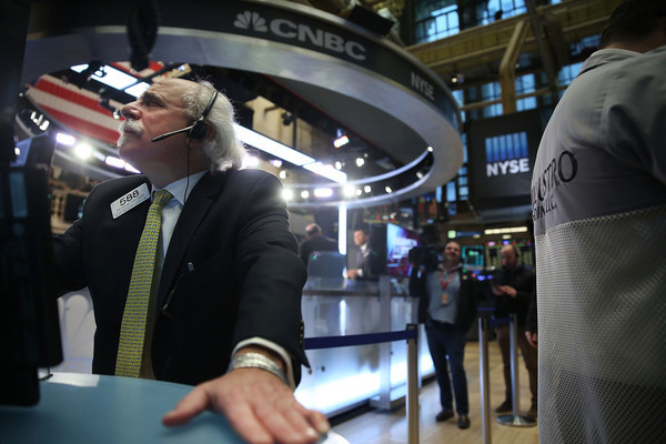 Traders work on the floor of the New York Stock Exchange (NYSE) on January 7, 2016 in New York City. Chinese stocks plunged on Thursday by more than 7 percent causing the Dow to drop over 200 points in morning trading. Spencer Platt/Getty Images.