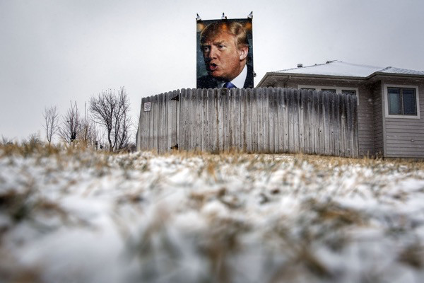 Caption: January 31, 2016. A giant poster of Donald Trump stands on display in the backyard of supporter George Davey’s residence in West Des Moines, Iowa. Photo: Patrick T. Fallon/Bloomberg