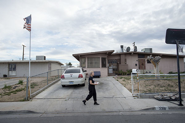 Caption: Nataly Correa se porte volontaire trois fois par semaine pour distribuer des tracts pour Bernie Sanders à North Las Vegas. Photo: Darcy Padilla / VU for The World Translation: Nataly Correa volunteered three times a week for distributing leaflets door Bernie Sanders in North Las Vegas.