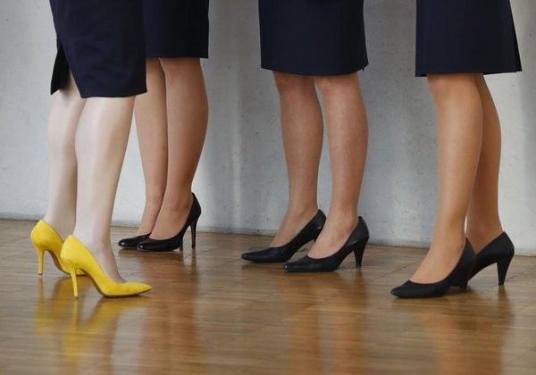 Lufthansa CFO Simone Menne (L) stands with personnel before a news conference at Lufthansa headquarters in Frankfurt, Germany, March 17, 2016.Kai Pfaffenbach/Reuters